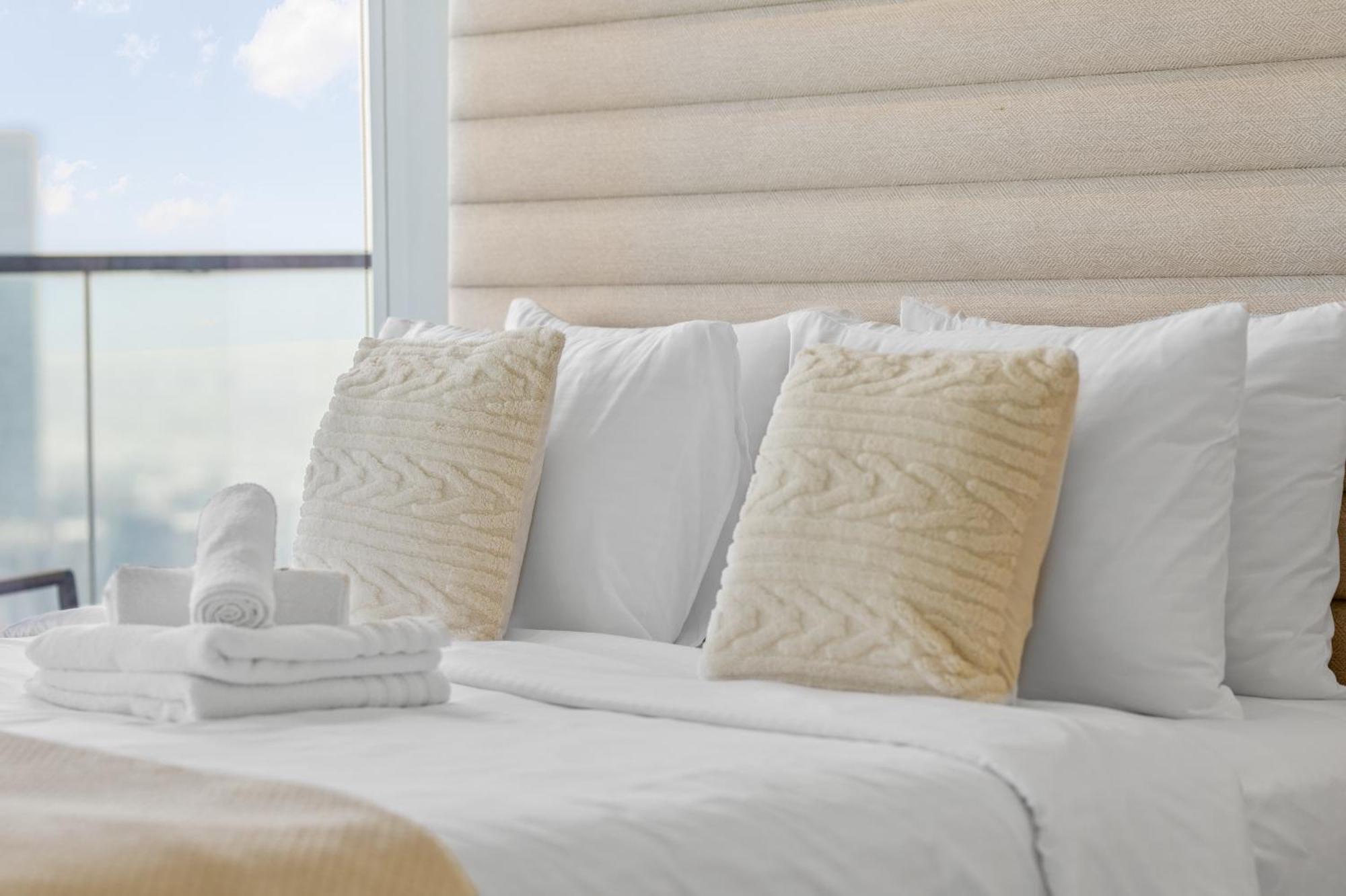 High Floor Burj Khalifa & Sea View With Stunning Infinity Pool Apartment *